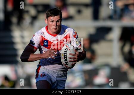 St. Helens, Großbritannien. Juni 2021. Jack Welsby (18) von St Helens läuft mit dem Ball in St Helens, Großbritannien am 6/17/2021. (Foto von Simon Whitehead/SW Foto/News Images/Sipa USA) Quelle: SIPA USA/Alamy Live News Stockfoto