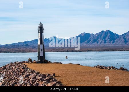 Ein schwarz-weißer Lake Havasu Leuchtturm in Arizona Stockfoto