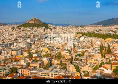 Luftaufnahme von Athen an einem Sommerabend Stockfoto