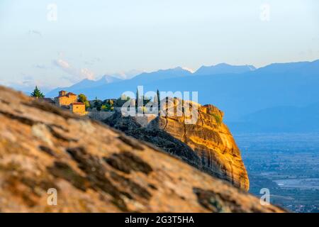 Abend über den Klippen und dem Tal in Meteora Stockfoto