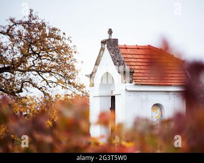 Kleine Kapelle in den Weinbergen im Burgenland Stockfoto