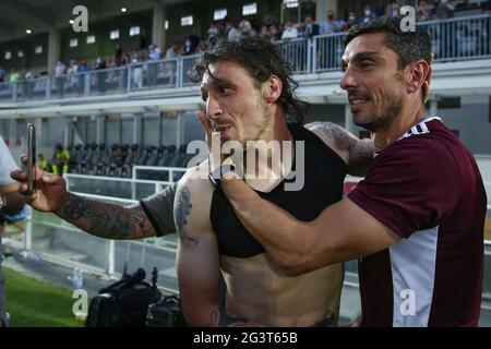 Alessandria, Italien. Juni 2021. Moreno Longo Cheftrainer von US Alessandria umarmt Mattia Mustacchio von US Alessandria nach dem Elfmeterschießen Sieg im Serie C Play Off Final 2nd Leg Match im Stadio Giuseppe Moccagatta - Alessandria, Turin. Bildnachweis sollte lauten: Jonathan Moscrop/Sportimage Kredit: Sportimage/Alamy Live News Stockfoto