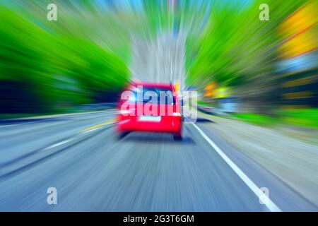 Überholen eines LKW auf der Autobahn. Rückansicht von der ersten Person. Die Gefahr und die Notsituation auf der Straße. Stockfoto