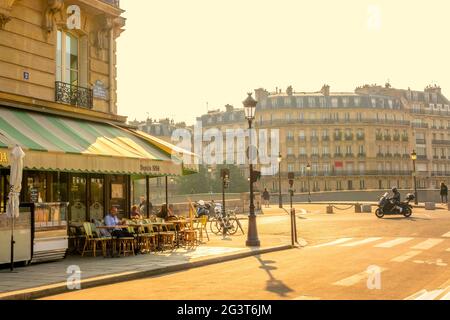 Street Cafe an der Kreuzung der Straßen von Paris an einem sonnigen Morgen Stockfoto