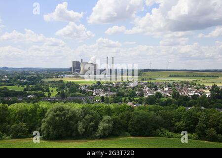 Blick vom Indemann auf das Braunkohlekraftwerk Eschweiler Aussichtsturm Stockfoto