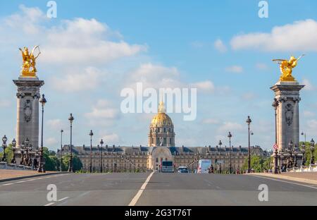 Brücke Alexandre III und Fassade der Esplanade Invalides Stockfoto