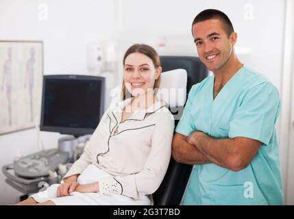 Porträt eines Arztes der USG mit Patient Stockfoto