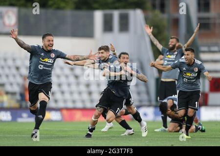 Alessandria, Italien. Juni 2021. DIE US-Alessandria-Spieler Umberto Eusepi, Mattia Mustacchio, Rafaele Celia, Davide Di Quinzio und Mirko Bruccini feiern im Elfmeterschießen im 2. Beinspiel der Serie C Play Off im Stadio Giuseppe Moccagatta - Alessandria, Turin den Siegepunkt von Teamkollege Matteo Rubin. Bildnachweis sollte lauten: Jonathan Moscrop/Sportimage Kredit: Sportimage/Alamy Live News Stockfoto