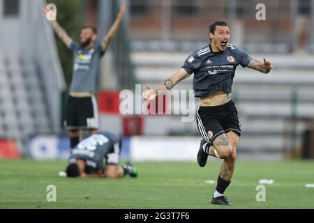 Alessandria, Italien. Juni 2021. MATTIA Mustacchio von US Alessandria feiert den Siegessieg von Teamkollege Matteo Rubin beim Elfmeterschießen im zweiten Beinspiel der Serie C Play Off im Stadio Giuseppe Moccagatta - Alessandria, Turin. Bildnachweis sollte lauten: Jonathan Moscrop/Sportimage Kredit: Sportimage/Alamy Live News Stockfoto