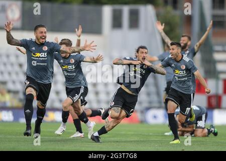 Alessandria, Italien. Juni 2021. DIE US-Alessandria-Spieler Umberto Eusepi, Mattia Mustacchio, Rafaele Celia, Davide Di Quinzio und Mirko Bruccini feiern im Elfmeterschießen im 2. Beinspiel der Serie C Play Off im Stadio Giuseppe Moccagatta - Alessandria, Turin den Siegepunkt von Teamkollege Matteo Rubin. Bildnachweis sollte lauten: Jonathan Moscrop/Sportimage Kredit: Sportimage/Alamy Live News Stockfoto