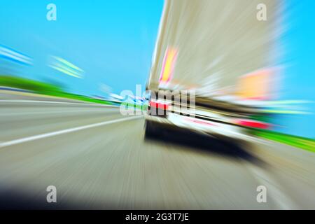 Überholen eines LKW auf der Autobahn. Rückansicht von der ersten Person. Die Gefahr und die Notsituation auf der Straße. Stockfoto