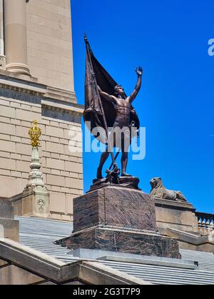 Die Pro Patria, die ich vor dem Indiana war Memorial in Indianapolis steht, ist die Statue eines jungen Mannes, der mit einer amerikanischen Flagge gehüllt ist, die gen Himmel reicht Stockfoto