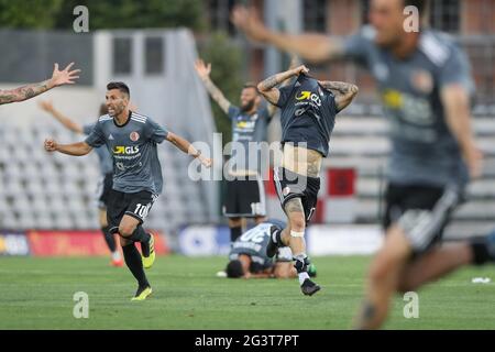 Alessandria, Italien. Juni 2021. MATTIA Mustacchio und Davide Di Quinzio, DIE US-Spieler von Alessandria, feiern beim Elfmeterschießen im 2. Beinfinale der Serie C Play Off im Stadio Giuseppe Moccagatta - Alessandria, Turin, den Sieg von Teamkollege Matteo Rubin. Bildnachweis sollte lauten: Jonathan Moscrop/Sportimage Kredit: Sportimage/Alamy Live News Stockfoto