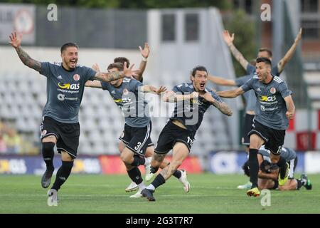 Alessandria, Italien. Juni 2021. DIE US-Alessandria-Spieler Umberto Eusepi, Mattia Mustacchio, Rafaele Celia, Davide Di Quinzio und Mirko Bruccini feiern im Elfmeterschießen im 2. Beinspiel der Serie C Play Off im Stadio Giuseppe Moccagatta - Alessandria, Turin den Siegepunkt von Teamkollege Matteo Rubin. Bildnachweis sollte lauten: Jonathan Moscrop/Sportimage Kredit: Sportimage/Alamy Live News Stockfoto