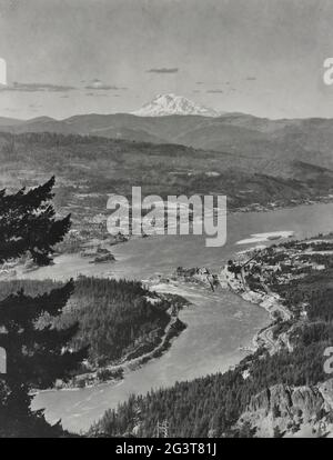 Kaskadenschlösser und Mt. Adams - Foto zeigt Luftaufnahme des Columbia River, einschließlich Cascade Locks und Canal und der Stadt Cascade Locks, Oregon, mit Mount Adams, Washington, in der Ferne, Ca. 1920 Stockfoto