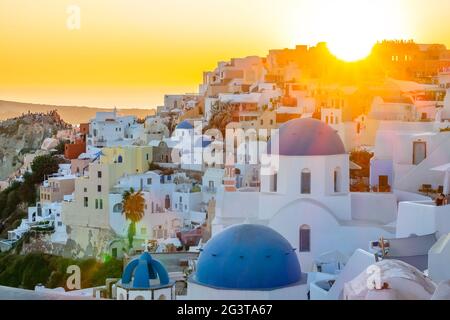Goldener Sonnenuntergang über den Dächern von Santorini Stockfoto