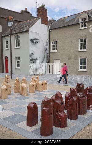 Schachspiel in der Straße von Waterford in der Republik Irland, das die normannische Invasion im Jahr 1169 n. Chr. darstellt, die eingerichtet wurde i Stockfoto