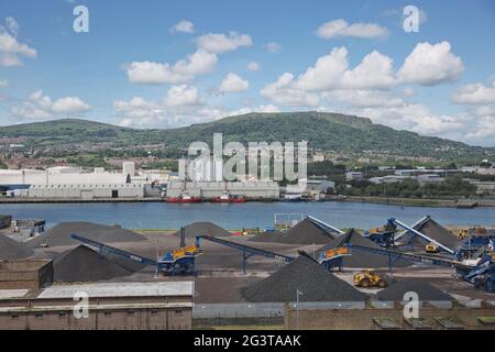 Belfast Dockland and Larsen Company mit Carrs glen und Napoleons Nase im Hintergrund in Belfast, Irland, Großbritannien. Stockfoto