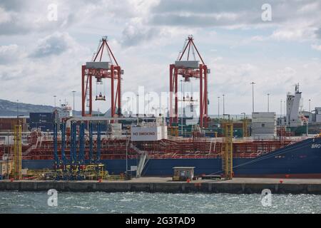 Große Industriekrane laden Containerschiff im Hafen von Dublin in Irland Stockfoto