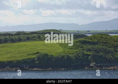 Wunderschöne Landschaft und Felsformationen entlang der irischen Küste in der Nähe von Killybegs, County Donegal in Irland Stockfoto