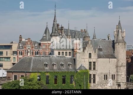 Stadtbild eines Hafens von Antwerpen in Belgien über dem Fluss. Stockfoto