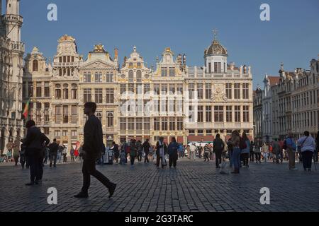 Touristen besuchen den Grand Place in Brüssel in Belgien im Sommer