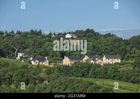 Die Menschen leben gerne in einer wunderschönen Landschaft voller Felsformationen entlang der irischen Küste Stockfoto