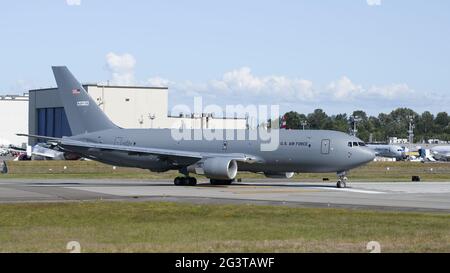 Everett, WA, USA - 16. Juni 2021; Boeing KC-46A Tanker der US Air Force am nördlichen Ende der Start- und Landebahn am Paine Field in Everett Stockfoto