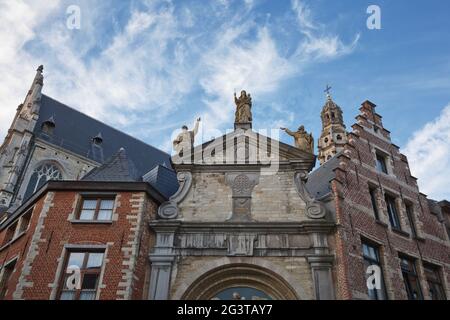 Skulpturen aus dem 18. Jahrhundert auf der St. Paul's Church (Sint-Pauluskerk), einer römisch-katholischen Kirche Stockfoto