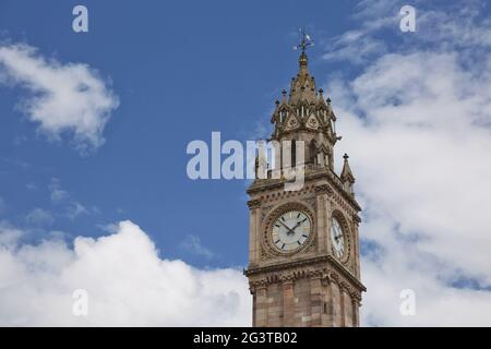 Belfast Clock Tower. Prince Albert Memorial Clock am Queen's Square in Belfast, Nordirland. Stockfoto