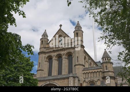 Kathedrale von Belfast Keltisches Kreuz in der St. Anne's Cathedral, dem größten Kreuz in Nordirland Stockfoto