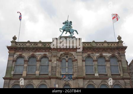 Belfast Orange Hall in der Clifton Street mit Statue des Königs william auf der Th.e-Spitze und Steinfassade Stockfoto