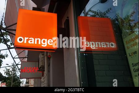 Bukarest, Rumänien - 16. Juni 2021: Ein Logo von Orange, einem französischen Telekommunikationsunternehmen, wird oben in einem Orange-Geschäft in Bukarest, Rom, angezeigt Stockfoto