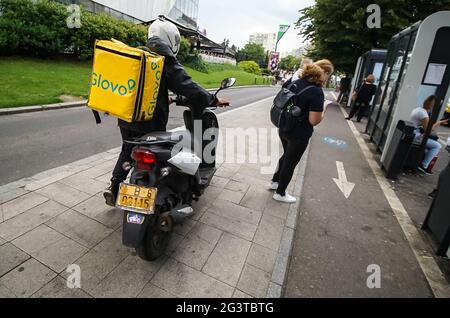 Bukarest, Rumänien – 08. Juni 2021: Ein Glovo-Kurier liefert Lebensmittel in Bukarest, Rumänien. Stockfoto