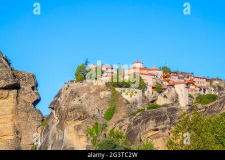 Felsen und Steinkloster gegen den blauen Himmel Stockfoto