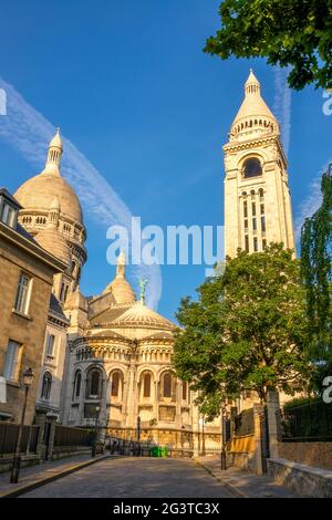 Basilica Sacre Coeur mit Glockenturm und Blue Sky Stockfoto