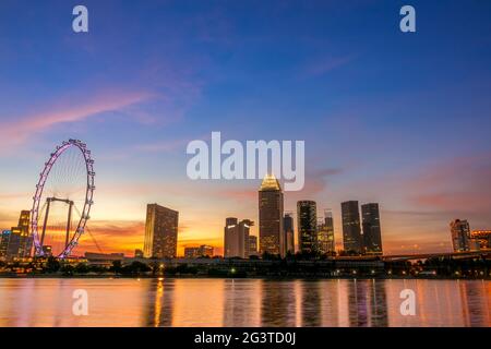 Dämmerung über Singapur und dem Riesenrad Stockfoto