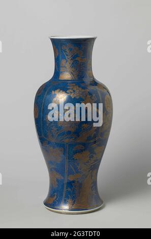 Balustervase mit Puderblau und blühende Pflanzen und Tiere in Tafeldekoration. Balusterförmige Vase mit langem, ausladenden Hals, in Unterglasur blau und auf der Glasur Gold gemalt. Die Vase ist mit bleu poudré (puderblau) bedeckt und mit drei Reihen mit Schachteln verziert: Die untere Reihe hat eine andere blühende Pflanze oder einen Baum in einem Felsen mit Insekten in jeder Schachtel; Die zweite Reihe ist auch mit vier verschiedenen Blütenpflanzen (Lotus, Chrysantheme, prunus, Pfingstrose) mit Vögeln und / oder Schmetterlingen. Um den Hals vier Fächer mit verschiedenen Blumenzweigen und Schmetterlingen; EIN doppelter Kreis auf t Stockfoto