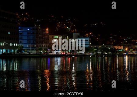29. Juni 2020 - Castries, St. Lucia, die Uferpromenade bei Nacht Stockfoto