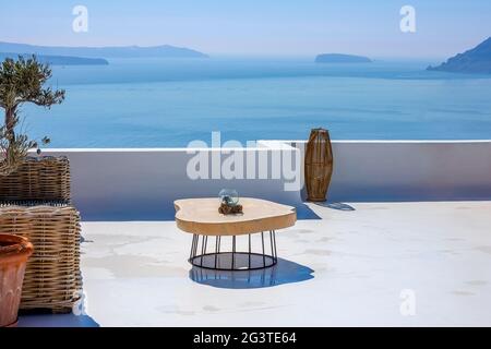 Tisch auf der Santorini Sonnenterrasse und Meerblick Stockfoto