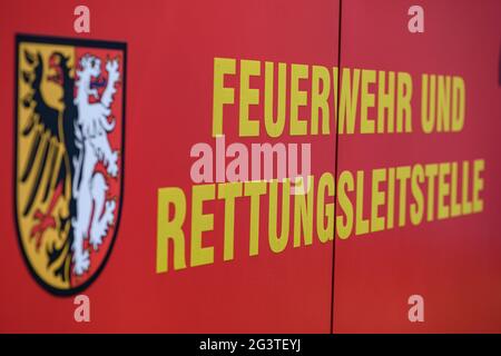 Goslar, Deutschland. Juni 2021. Der Schriftzug „Feuerwehr und Rettungsleitstelle“ ist auf einem Fahrzeug der Kreiswirtschaftsbetriebe (KWB) Goslar zu sehen. Quelle: Swen Pförtner/dpa/Alamy Live News Stockfoto