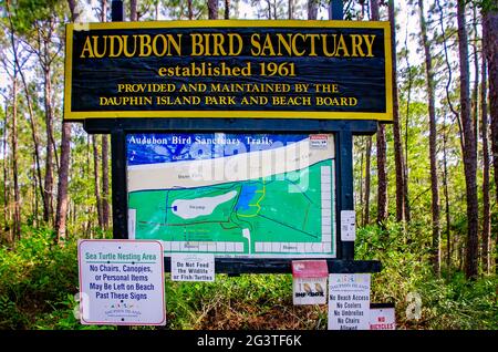 Am Eingang des Audubon Bird Sanctuary, 17. Juni 2021, in Dauphin Island, Alabama, ist ein Schild angebracht. Das Vogelschutzgebiet wurde 1961 errichtet. Stockfoto