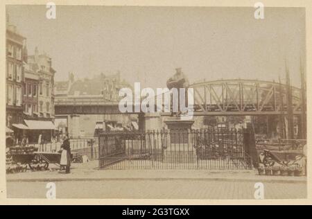 Ansicht der Statue von Erasmus auf dem Grote Markt in Rotterdam; Rotterdam. Statue von Erasmus .. Teil des Fotoalbums mit Aufnahmen von Städten in Nord- und Südholland und Utrecht. Stockfoto