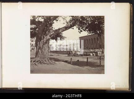 Die Straße in Kalkutta mit der Tipu Sultan Shahi Moschee (Zentrum) und dem Imperial Hotel. Teil des Reisealbums mit Aufnahmen von Sehenswürdigkeiten in Indien, Deutschland, der Schweiz und Frankreich. Stockfoto