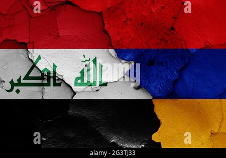 Flaggen des Irak und Armeniens auf rissige Wand gemalt Stockfoto