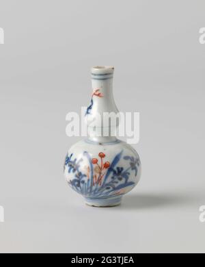 Miniatur-Vase Mit Doppeltem Gourd Und Blumenspray. Flaschenförmige Minivase aus Porzellan mit balebass-förmigem Körper, in Unterglasur blau und auf der Glasur rot und Gold gemalt. Eine Gruppe blühender Pflanzen an der Wand; der Hals mit zwei Blütenzweigen. Blauweiß. Stockfoto