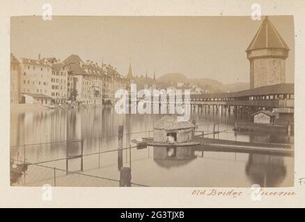 Kapellenbrücke und Wasserturm in Luzern; Alte Brücke - Luzern. Teil des Reisealbums mit Fotos aus der Schweiz, Österreich, Italien und Deutschland. Stockfoto