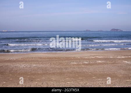 19. Juni 2021-Taean, Südkorea-EIN Blick auf die Küste und das Fischerdorf von Taean, Südkorea. Taean County in Chungcheongnam-do, Südkorea. Der Taean Haean National Park liegt im Taean County und ist bekannt für seine klaren Meere, unverschmutzten Böden, Küstenflora, Wattflächen, Küsten, Und weißen Sand.[Zitat erforderlich] Es umfasst dreißig verschiedene Strände; einer von ihnen, Mallipo Beach, gilt als einer der drei schönsten in Korea[Zitat erforderlich] und ist über eine Meile lang. Dieser Strand ist auch der Ort der Ölpest in Korea 2007. Stockfoto