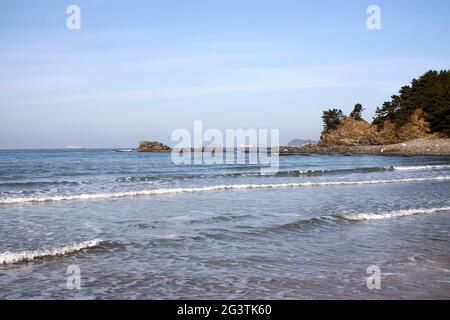 19. Juni 2021-Taean, Südkorea-EIN Blick auf die Küste und das Fischerdorf von Taean, Südkorea. Taean County in Chungcheongnam-do, Südkorea. Der Taean Haean National Park liegt im Taean County und ist bekannt für seine klaren Meere, unverschmutzten Böden, Küstenflora, Wattflächen, Küsten, Und weißen Sand.[Zitat erforderlich] Es umfasst dreißig verschiedene Strände; einer von ihnen, Mallipo Beach, gilt als einer der drei schönsten in Korea[Zitat erforderlich] und ist über eine Meile lang. Dieser Strand ist auch der Ort der Ölpest in Korea 2007. Stockfoto