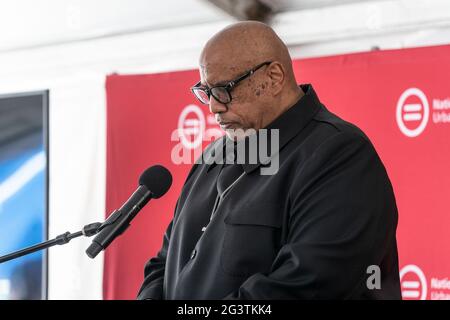 New York, Usa. Juni 2021. Reverend Dr. Johnnie Green Senior Pastor von der Mount Neboh Baptis Church hält am 17. Juni 2021 beim Baubeginn für das National Urban League Empowerment Center in Harlem in New York ein Gebet ab. Das neue Zentrum umfasst das Urban Civil Rights Museum, die NAL-Zentrale, das National Urban League Institute for Race, Equity and Justice, 170 erschwingliche Wohneinheiten, Büroräume für gemeinnützige Organisationen und Einzelhandelsflächen. (Foto von Lev Radin/Sipa USA) Quelle: SIPA USA/Alamy Live News Stockfoto